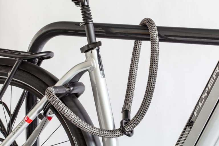 Flexible Rahmenschloss-Verlängerung tex-lock mate grau per Loop-Through um Fahrradständer
