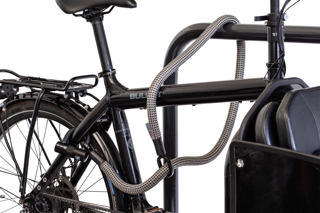 Flexible Bügelschloss-Verlängerung tex-lock eyelet grau L mit Loop-Through Prinzip und U-lock an Fahrradständer