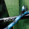 tex-lock Textieltouw in morpho blue op zwart fietsframe met blauwe vlinder