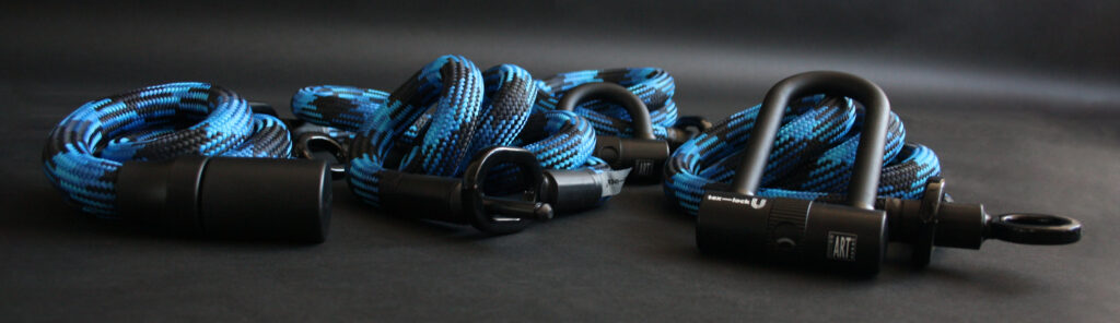 Textile Fahrradschlösser tex-lock eyelet, mate und orbit in der Farbe morpho blue vor dunklem Hintergrund als Frontansicht