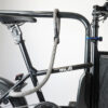 Frameslot met textielverlenging in grijs-zwart beveiligt e-bike aan fietsenrek