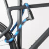 Achterwiel en bovenbuis van fiets vastgemaakt aan fietsenrek met blauw-zwart textiel touwslot