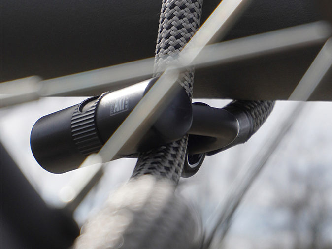 Textile Fahrradschloss-Verlängerung sichert Rad durch Speichen mit Bügelschloss am festen Gegenstand